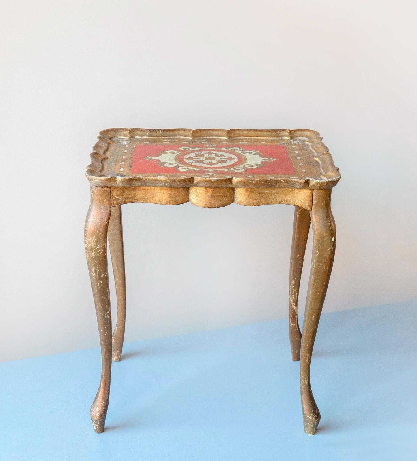 photo for sale Florentijns Verguld Bijzettafeltje — Vintage Italiaans Siertafeltje Met Geschulpte Rand, Handgeschilderd, Jaren 1960