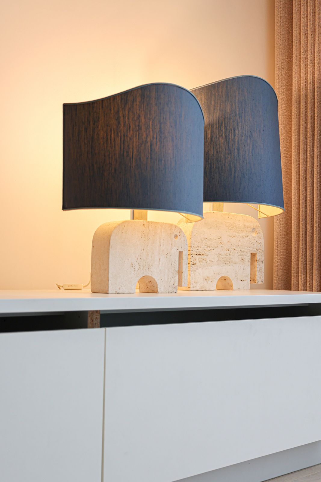 Paire de lampes de table éléphants en travertin par Fratelli Mannelli, Italie, années 1970. photo furniture