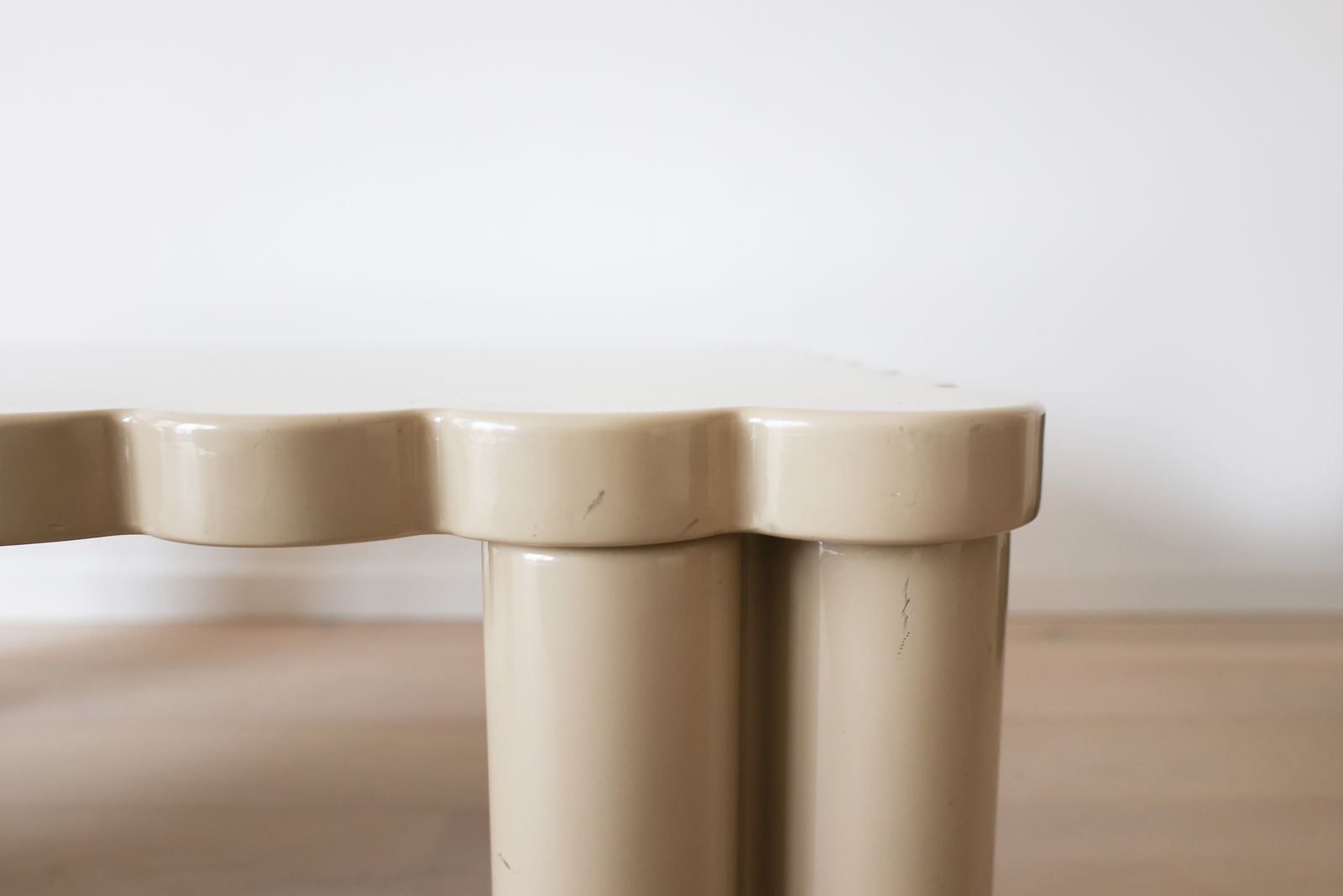 Table basse italienne à contour festonné en laque beige, années 1980. photo buy