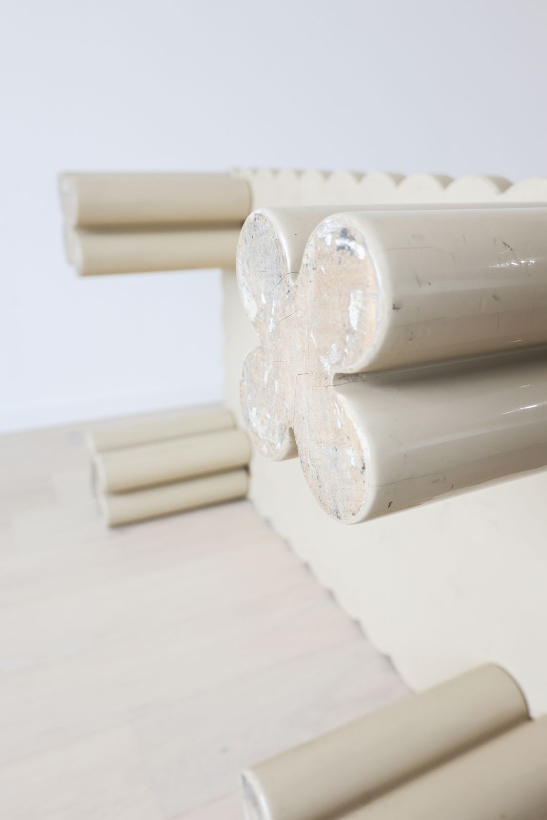 photo for sale Table basse italienne à contour festonné en laque beige, années 1980.