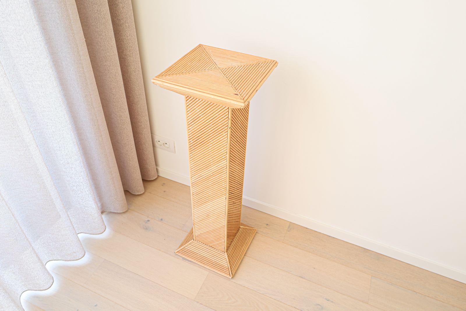 Vintage Rotan Voetstuk, Ca. Jaren 1980. photo furniture