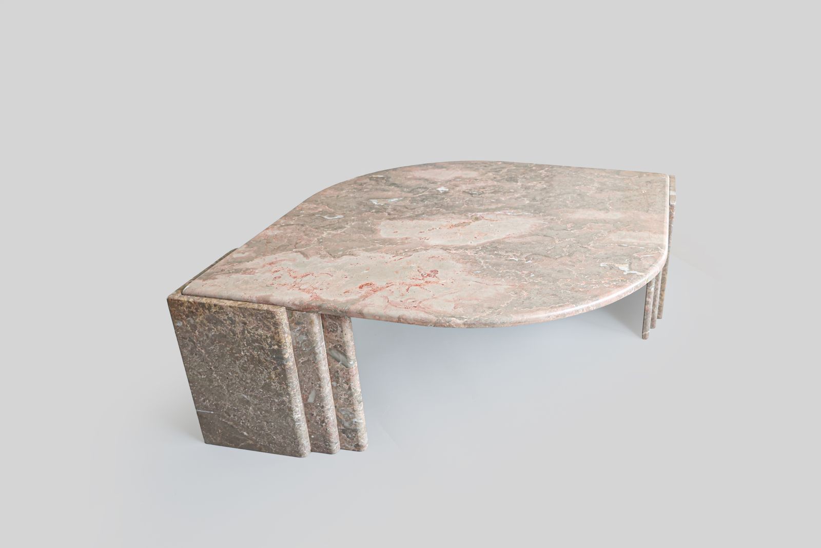 Table basse italienne en marbre, forme ovale en amande, années 1970. photo 950.0