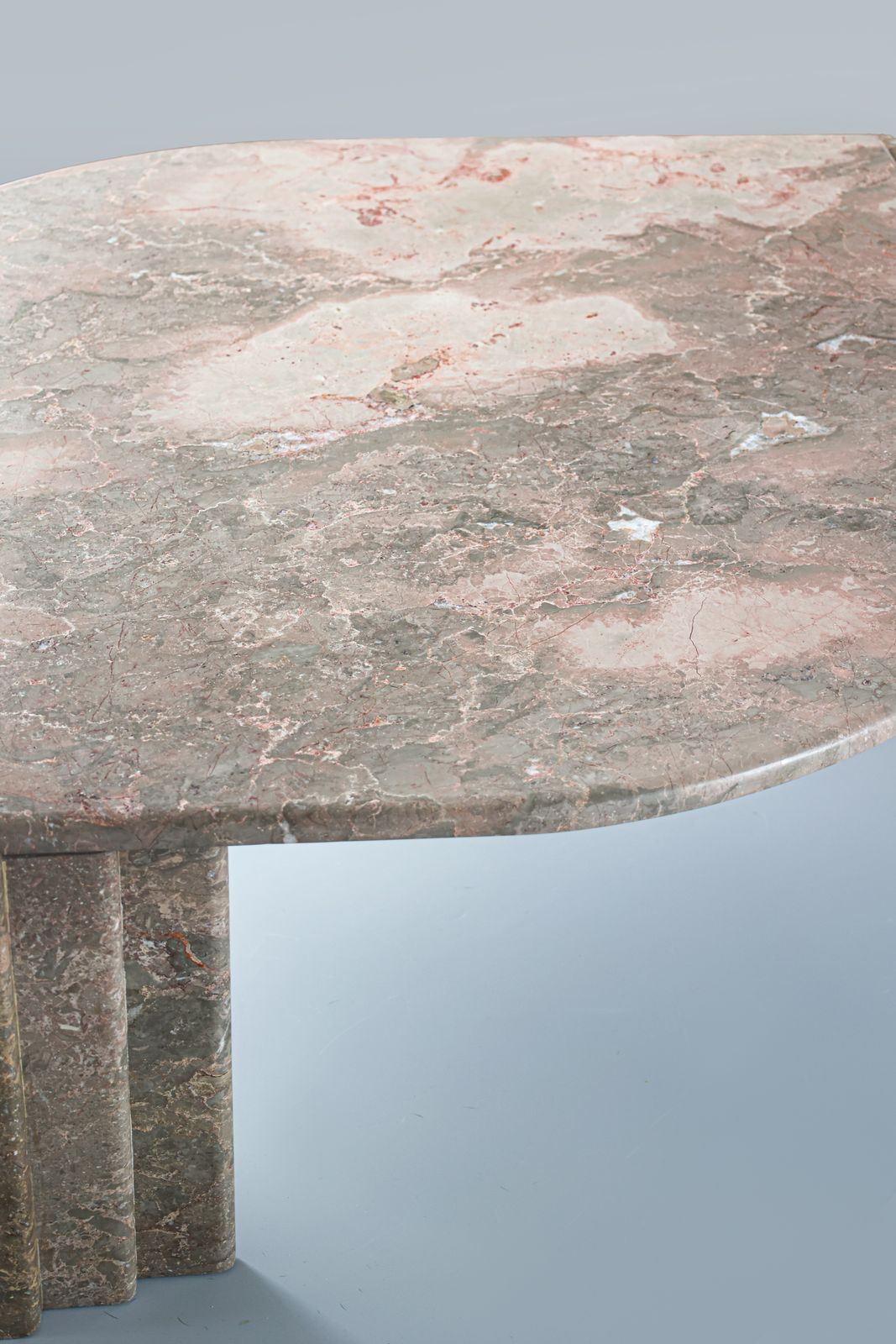 Table basse italienne en marbre, forme ovale en amande, années 1970. photo buy