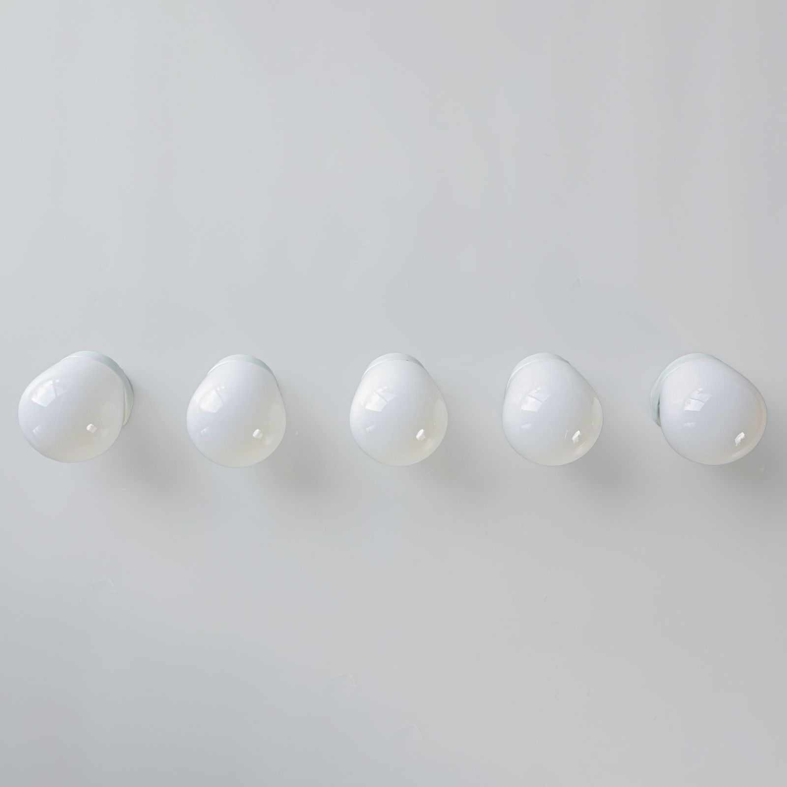Appliques de plafond Wilhelm Wagenfeld en porcelaine, années 1950. photo Luminaires