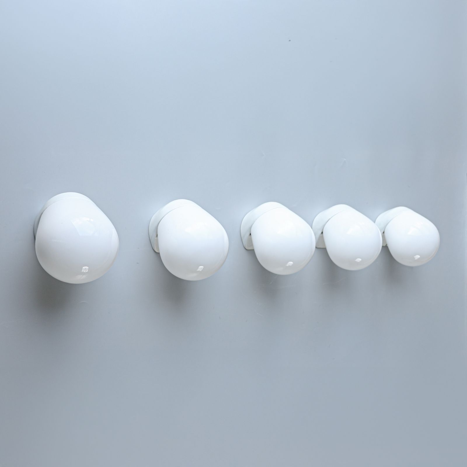 photo furniture Appliques de plafond Wilhelm Wagenfeld en porcelaine, années 1950.