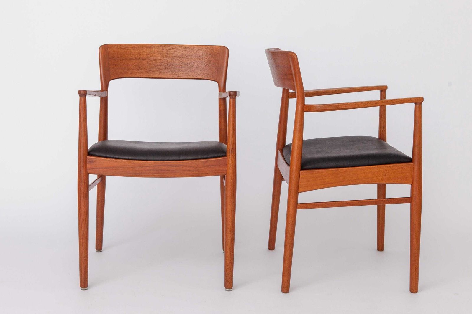 Set Van 2 Fauteuils Van Henning Kjærnulf, Korup Stolefabrik, Jaren 1960, Deense Teakhouten Stoelen, Zwart Leer, Mid Century Modern