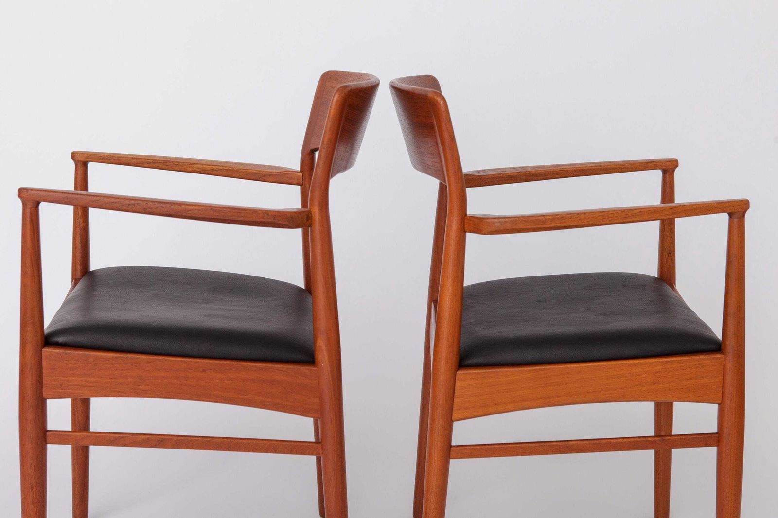 Set Van 2 Fauteuils Van Henning Kjærnulf, Korup Stolefabrik, Jaren 1960, Deense Teakhouten Stoelen, Zwart Leer, Mid Century Modern photo furniture