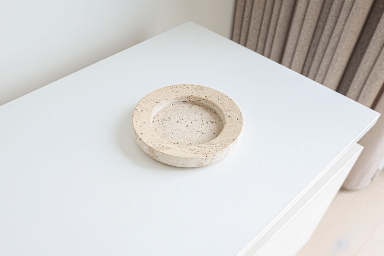 Plateau en travertin par Up&Up, années 1970. photo furniture