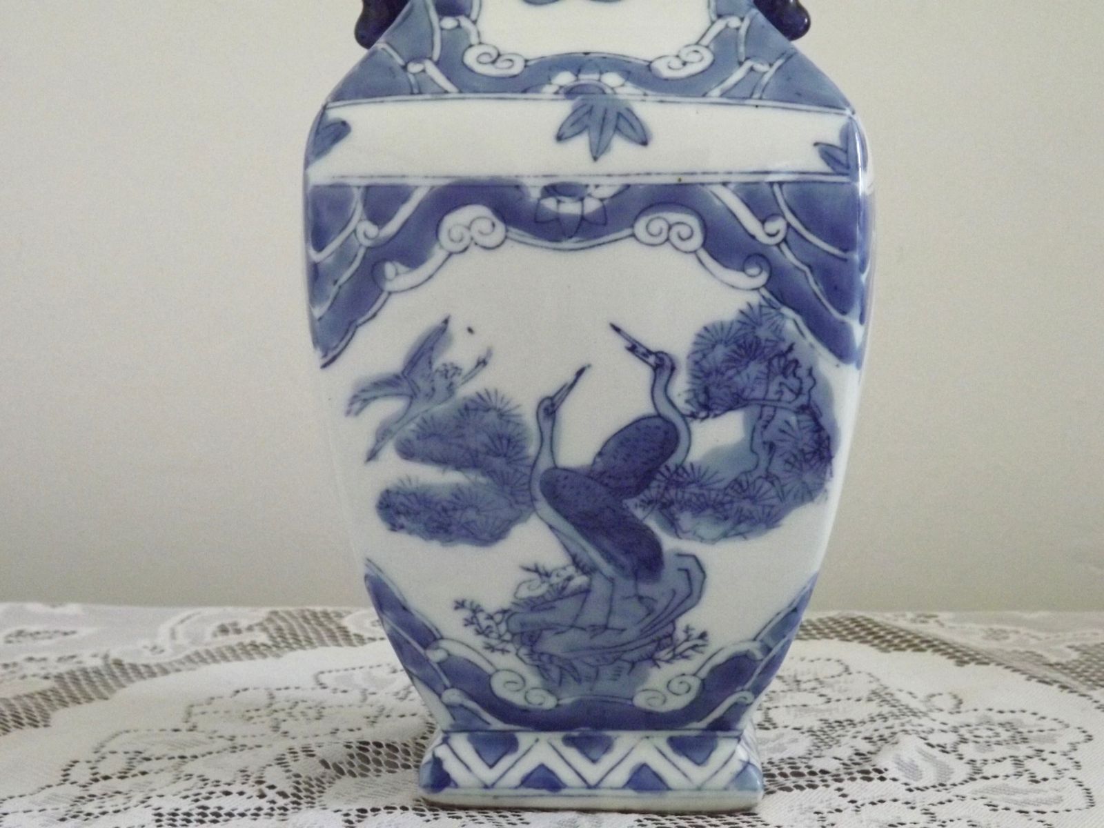 Vintage Chinese grote kraanvogel vierkante porseleinen vaas lamp met Foo Lion handvatten photo vinterior