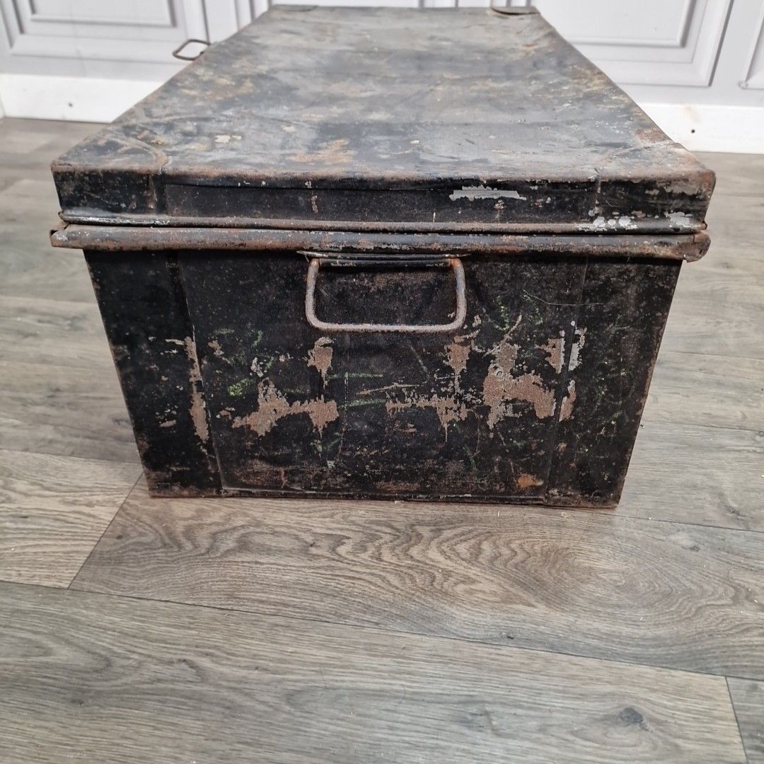 photo vintage Vintage Industrial Metal Trunk Kingston Transport London Storage Chest Tool Box