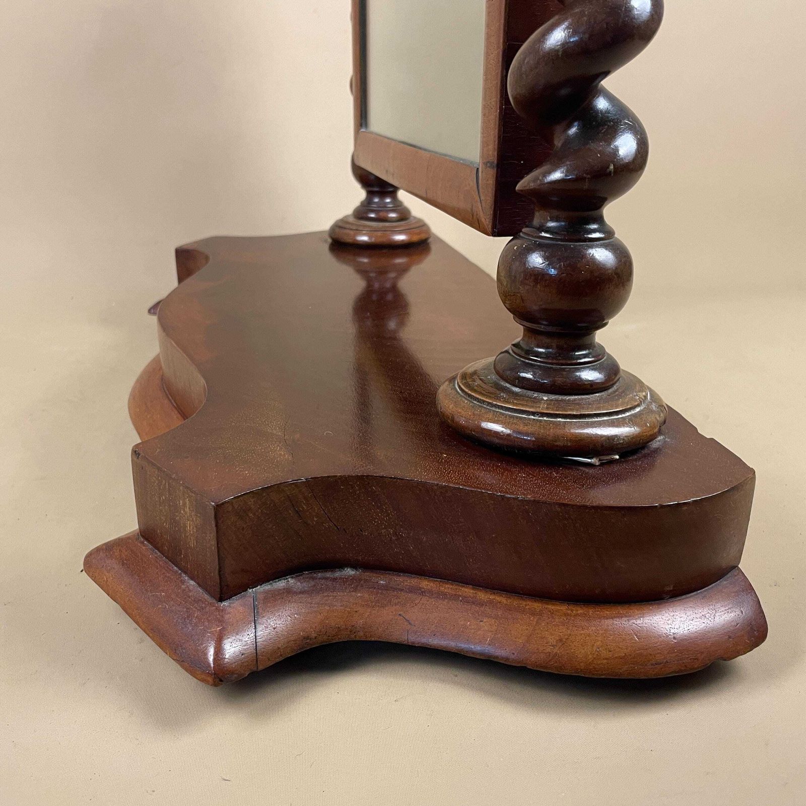 photo vintage Antique Vanity Mirror Wood Barley Twist Tabletop Swivel Vintage Dressing Table Mirror Victorian Bedroom Dressing Room Decor
