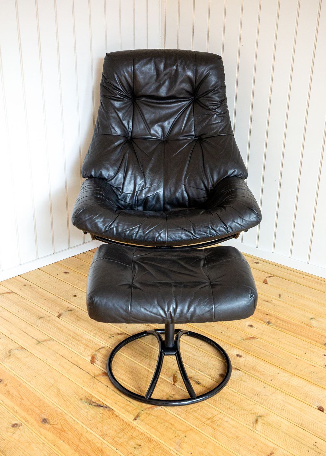 photo furniture Norwegian Black Leather Lounge Chair & Footstool Set Swivel Reclining Ekornes Stressless 1980s Mid Century Star Wars Darth Vader Ottoma.N Mcm