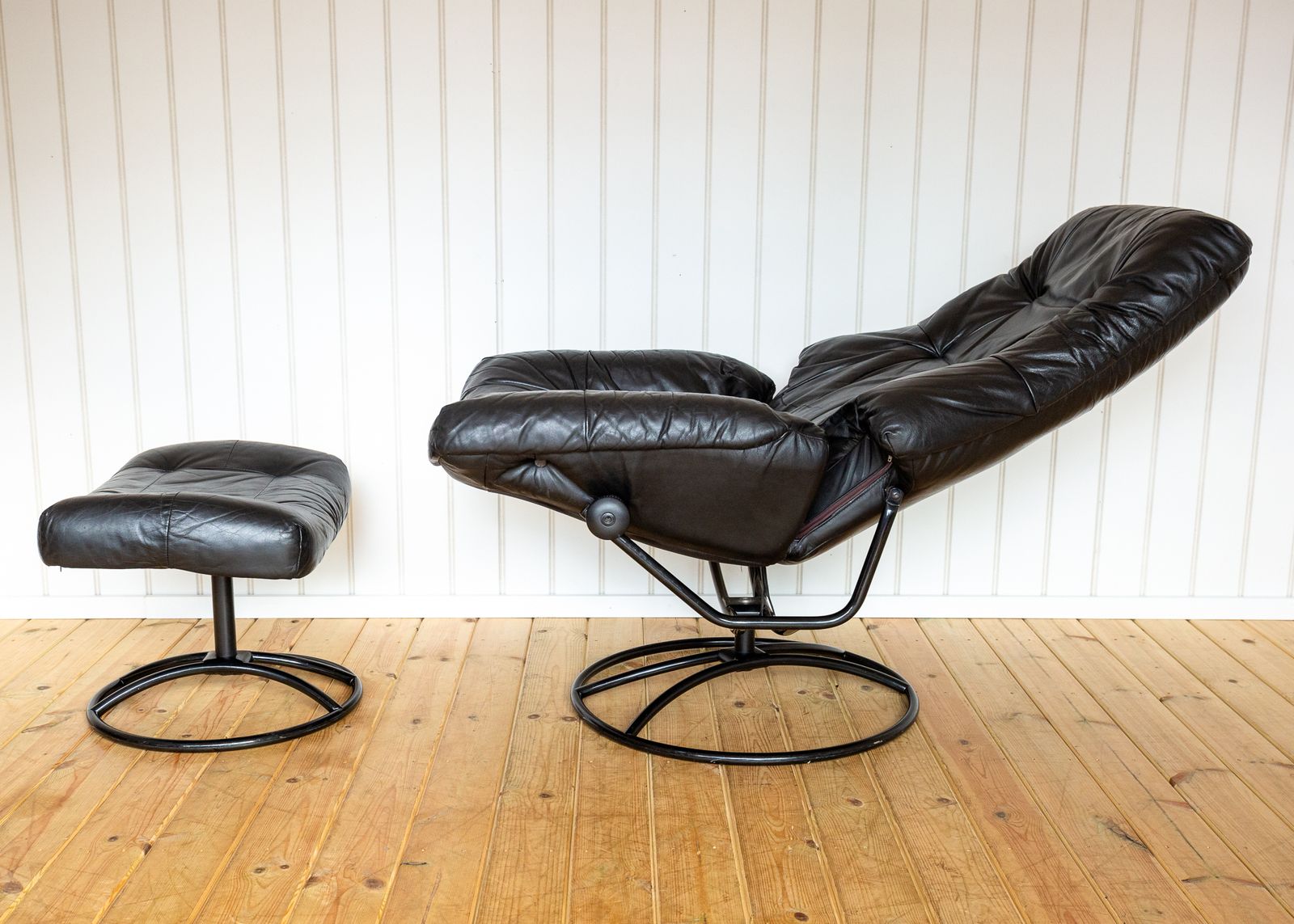 Norwegian Black Leather Lounge Chair & Footstool Set Swivel Reclining Ekornes Stressless 1980s Mid Century Star Wars Darth Vader Ottoma.N Mcm photo for sale