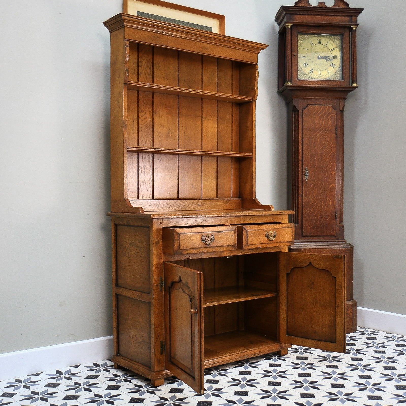 photo furniture Oak Welsh Dresser In A Titchmarsh And Goodwin Style.
