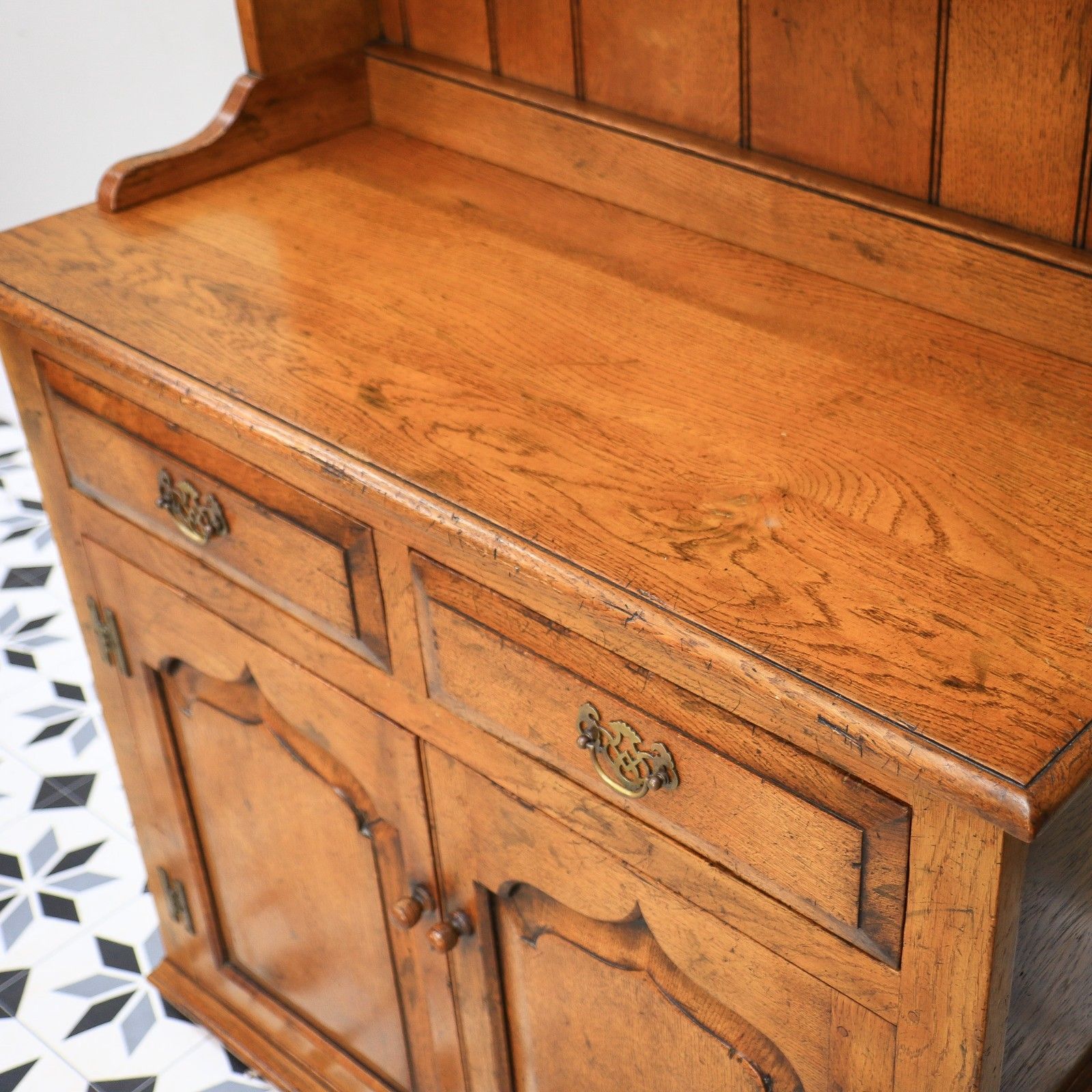 photo vintage Oak Welsh Dresser In A Titchmarsh And Goodwin Style.