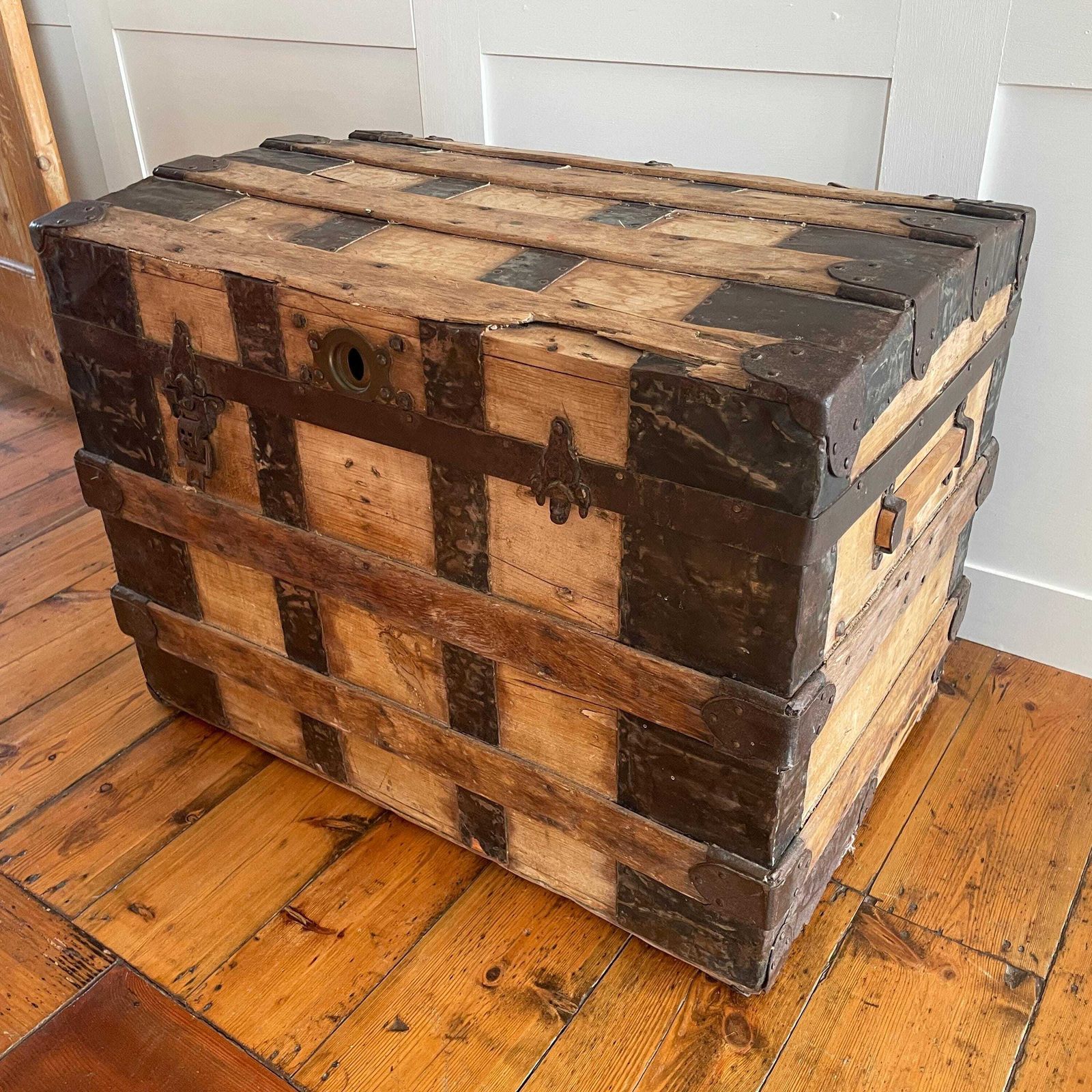 Antique Dome Top Trunk Wood Metal Strap Steamer Chest Storage Large Rustic Hinged Lid Lidded Blanket Box Vintage Industrial photo vinterior