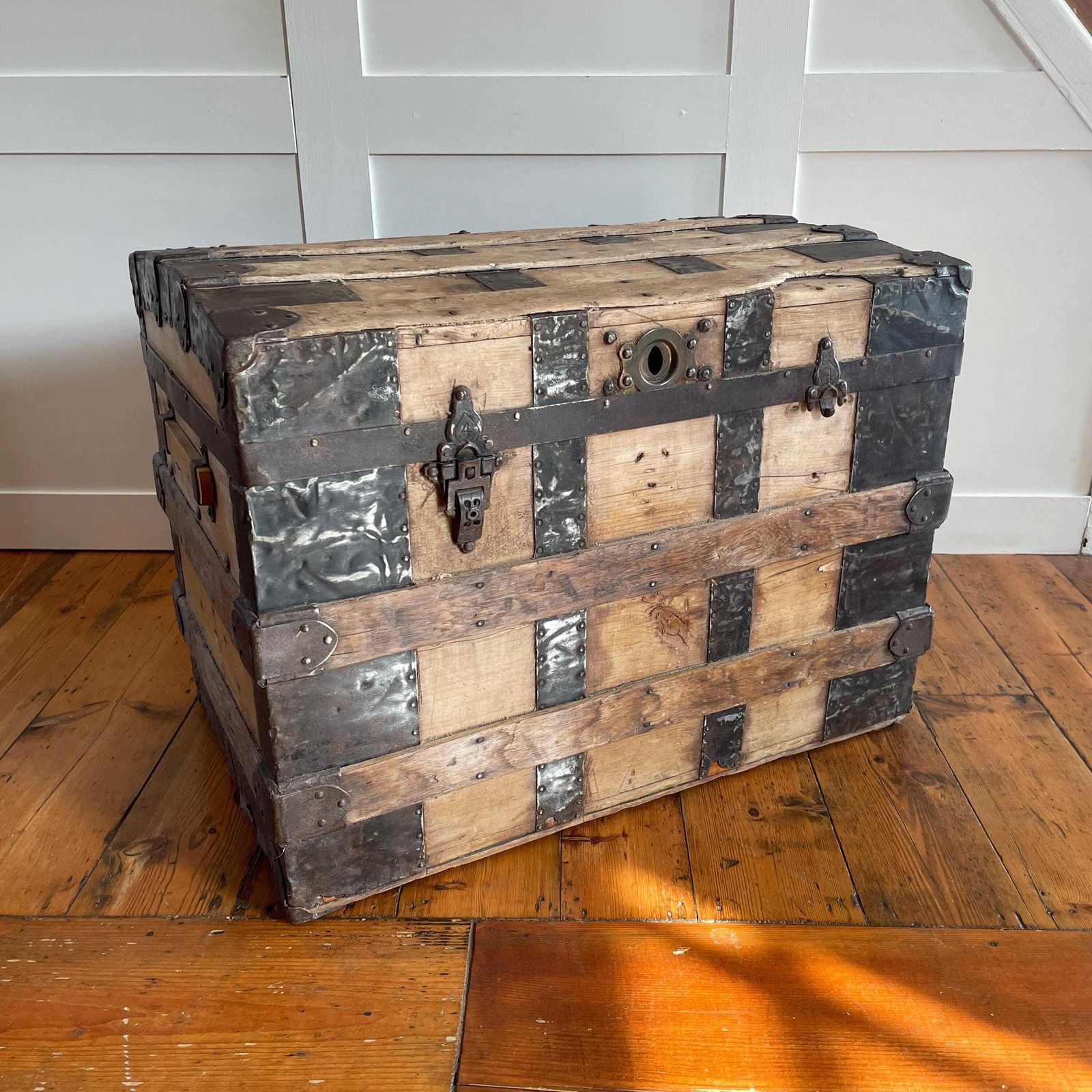 photo vinterior Antique Dome Top Trunk Wood Metal Strap Steamer Chest Storage Large Rustic Hinged Lid Lidded Blanket Box Vintage Industrial