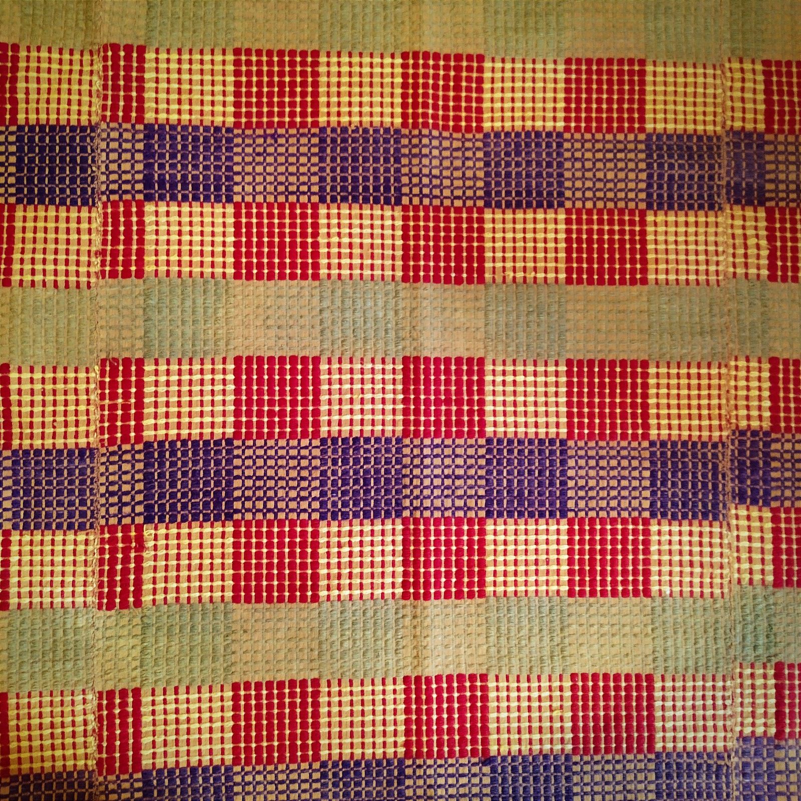 photo vintage Textile tissé main au métier à tisser, années 1970.
