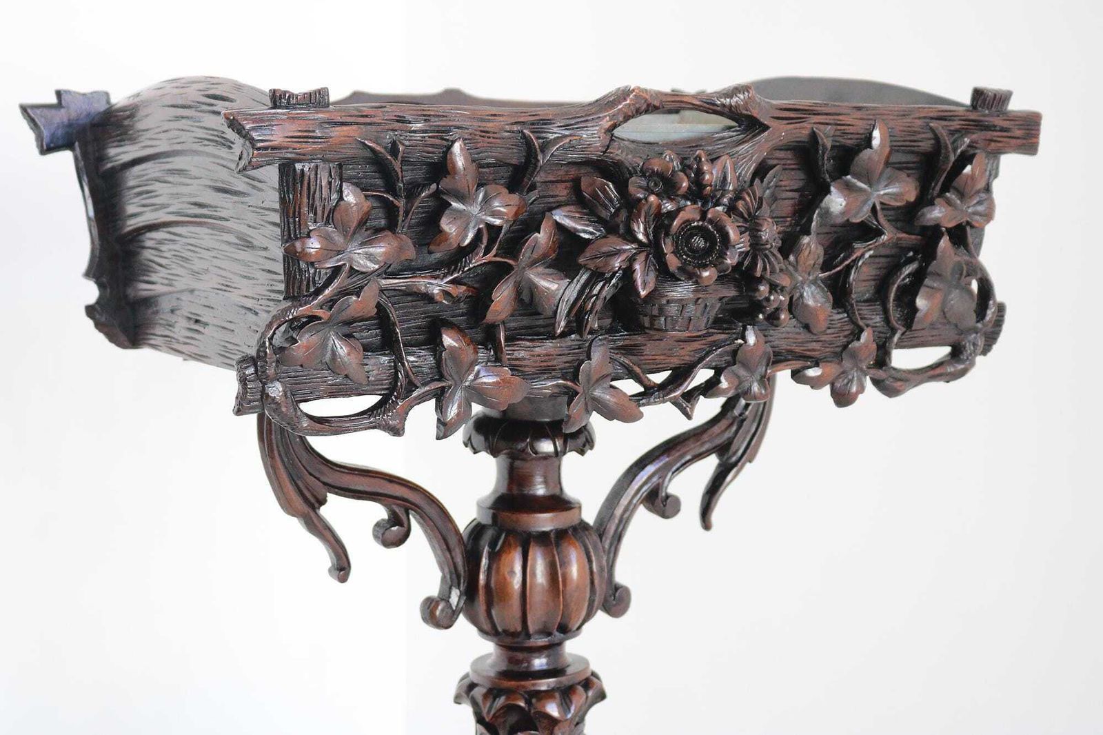 19e Eeuwse Franse Black Forest Jardinière Met Zinken Bak – Met De Hand Gesneden Floraal Middenstuk, Ca. 1880 photo Woonaccessoires