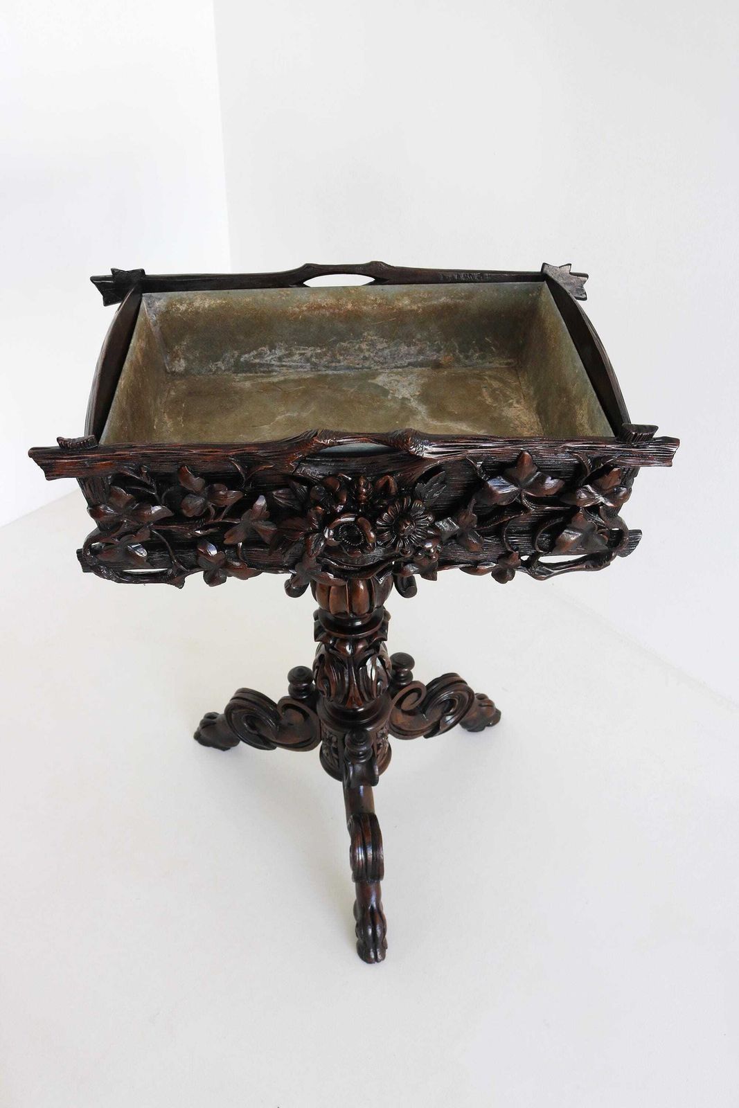 19e Eeuwse Franse Black Forest Jardinière Met Zinken Bak – Met De Hand Gesneden Floraal Middenstuk, Ca. 1880 photo vinterior