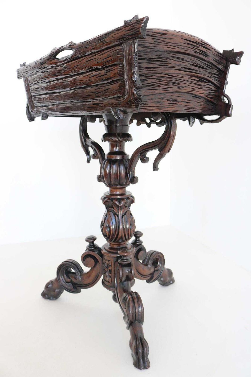 photo vintage 19e Eeuwse Franse Black Forest Jardinière Met Zinken Bak – Met De Hand Gesneden Floraal Middenstuk, Ca. 1880