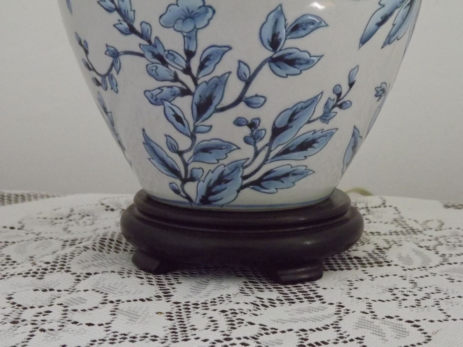 photo vinterior Blue & White Chinoiserie Ginger Jar Table Lamp Raised Bird & Floral Motif
