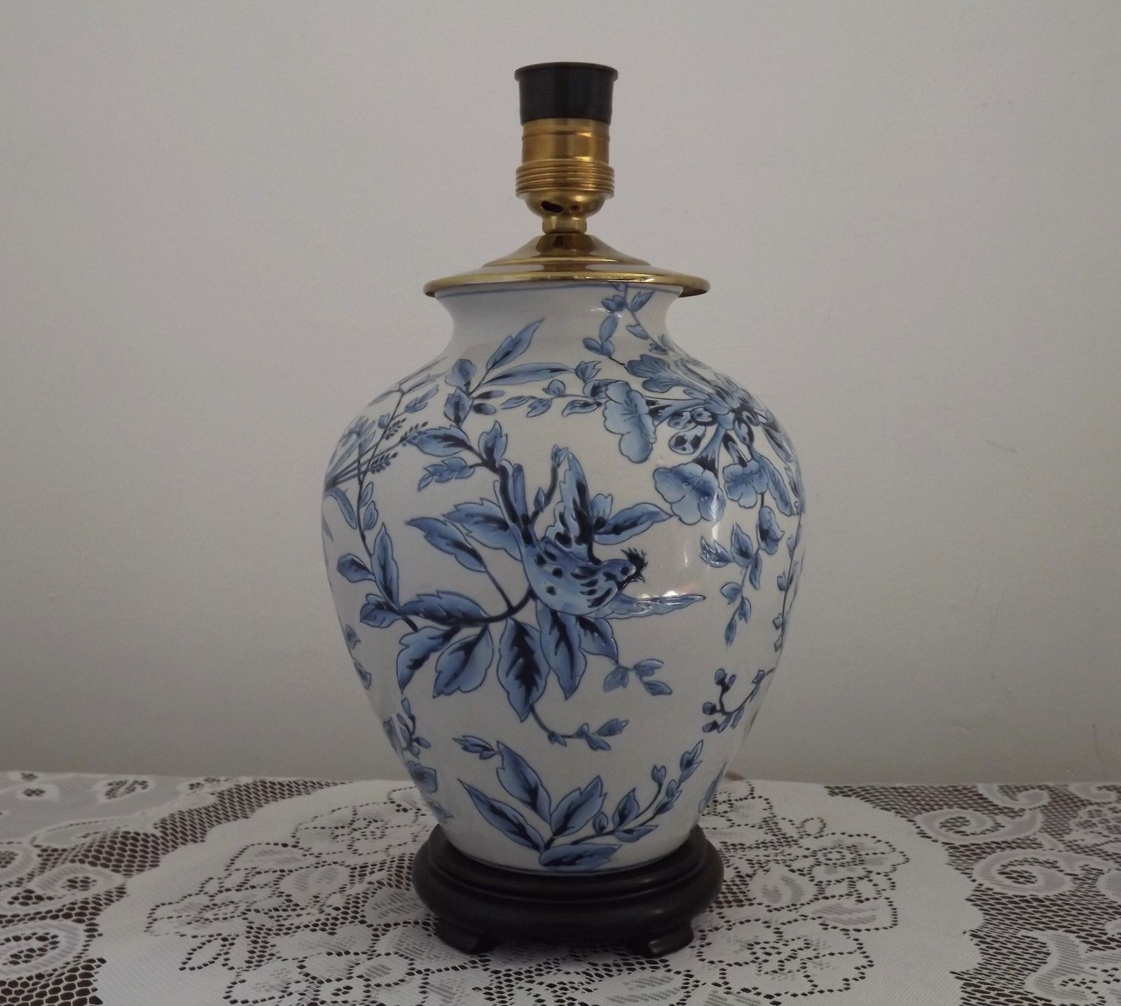 Blue & White Chinoiserie Ginger Jar Table Lamp Raised Bird & Floral Motif photo vintage