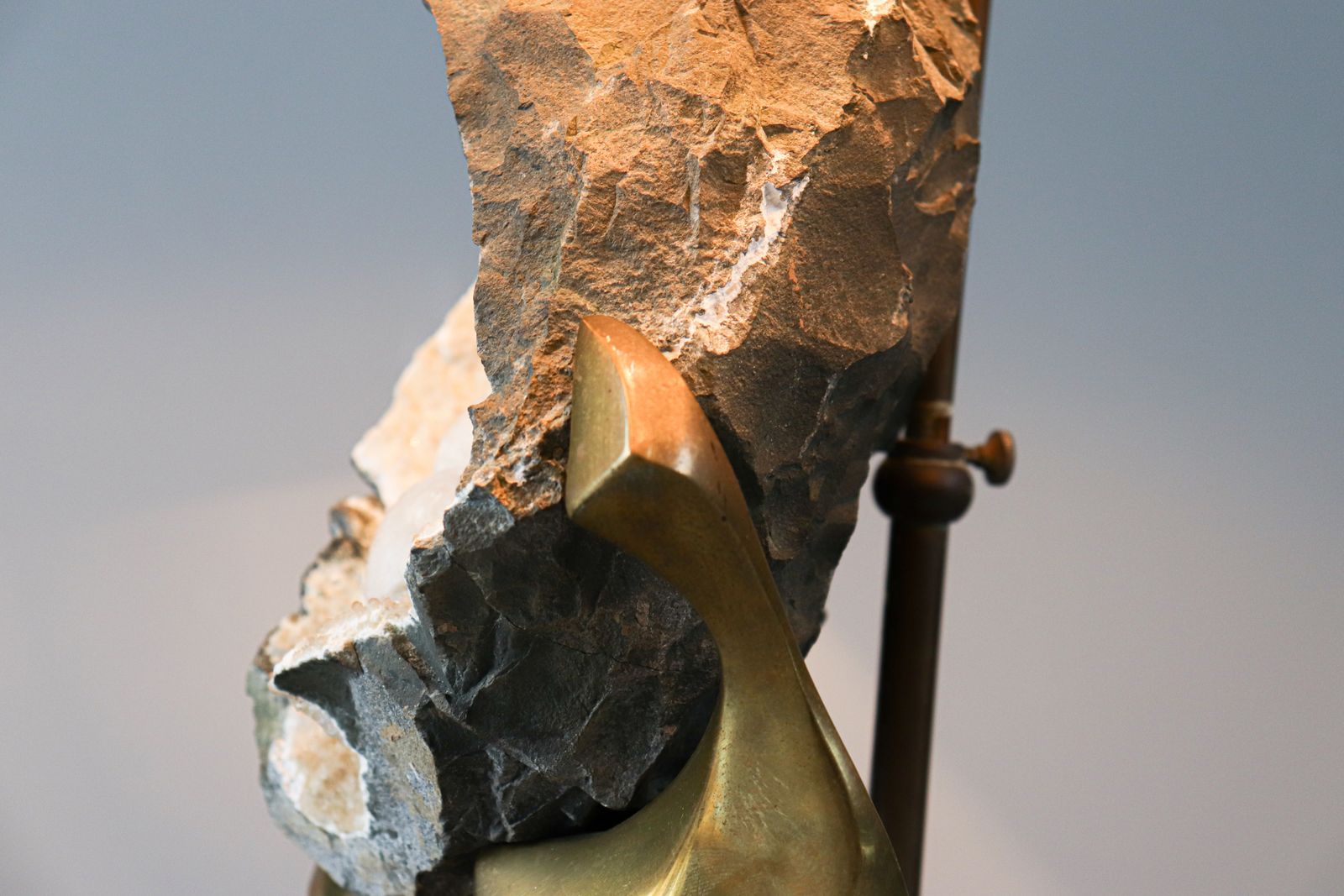 Lampe de table vintage en laiton et quartz noir, par Marc D'Haenens photo 1299.0