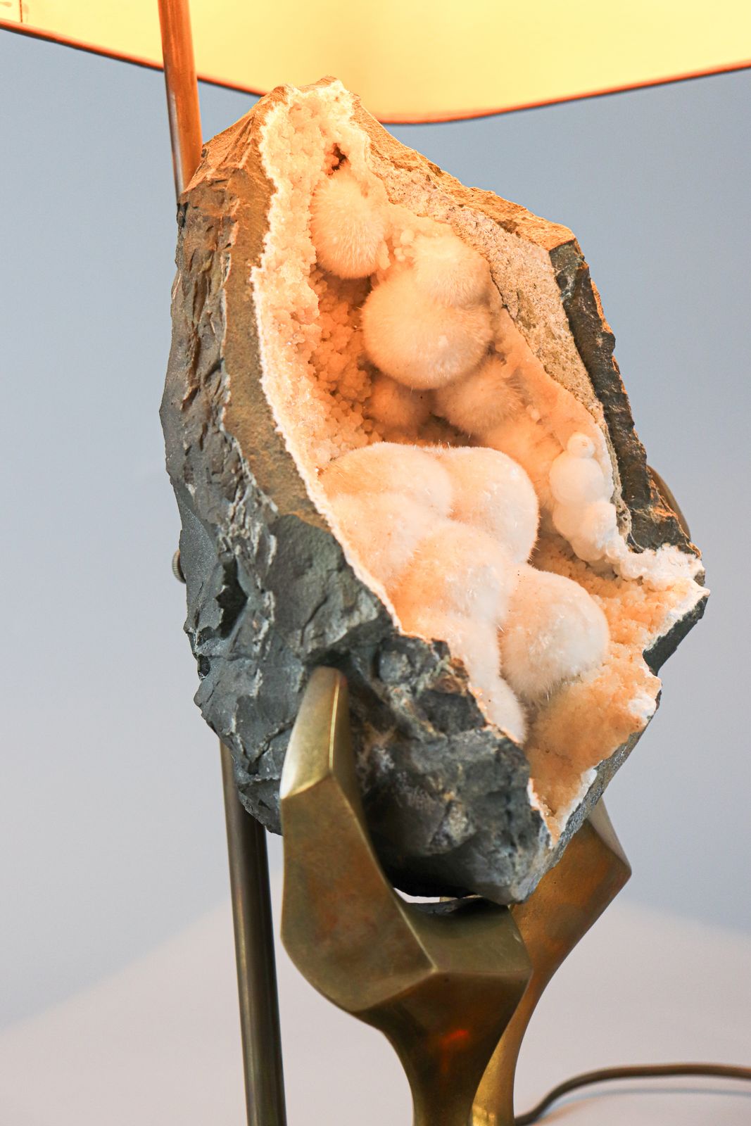Lampe de table vintage en laiton et quartz noir, par Marc D'Haenens photo vinterior