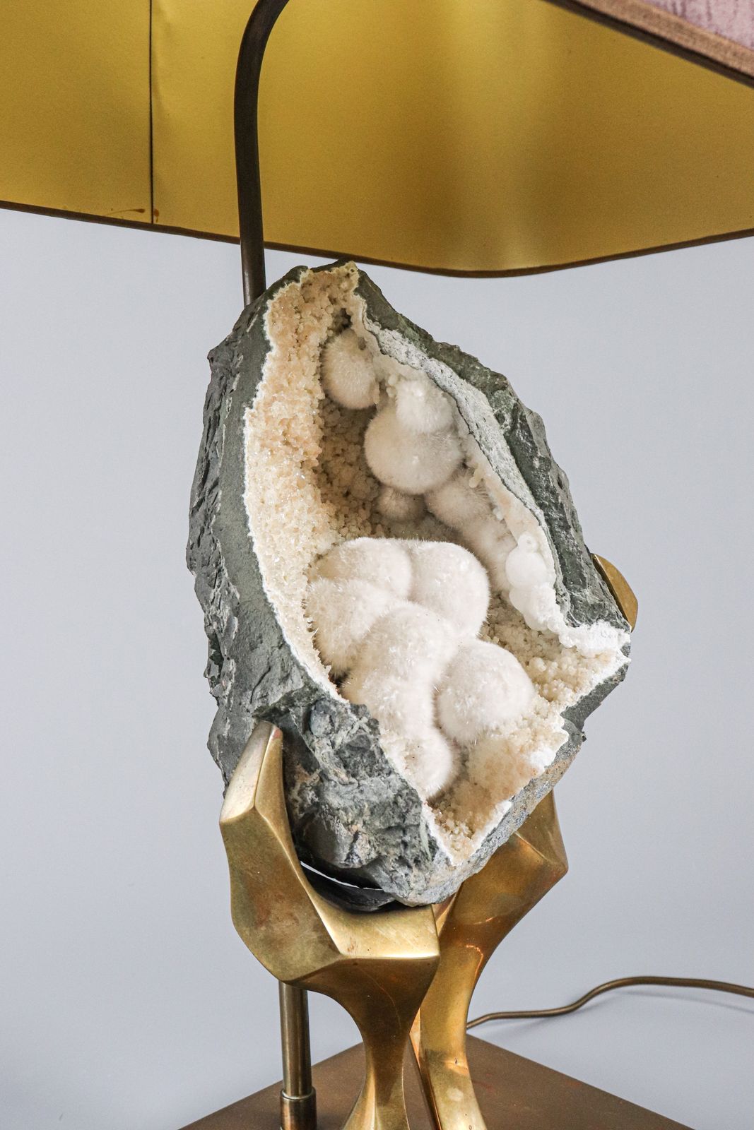 photo vinterior Lampe de table vintage en laiton et quartz noir, par Marc D'Haenens