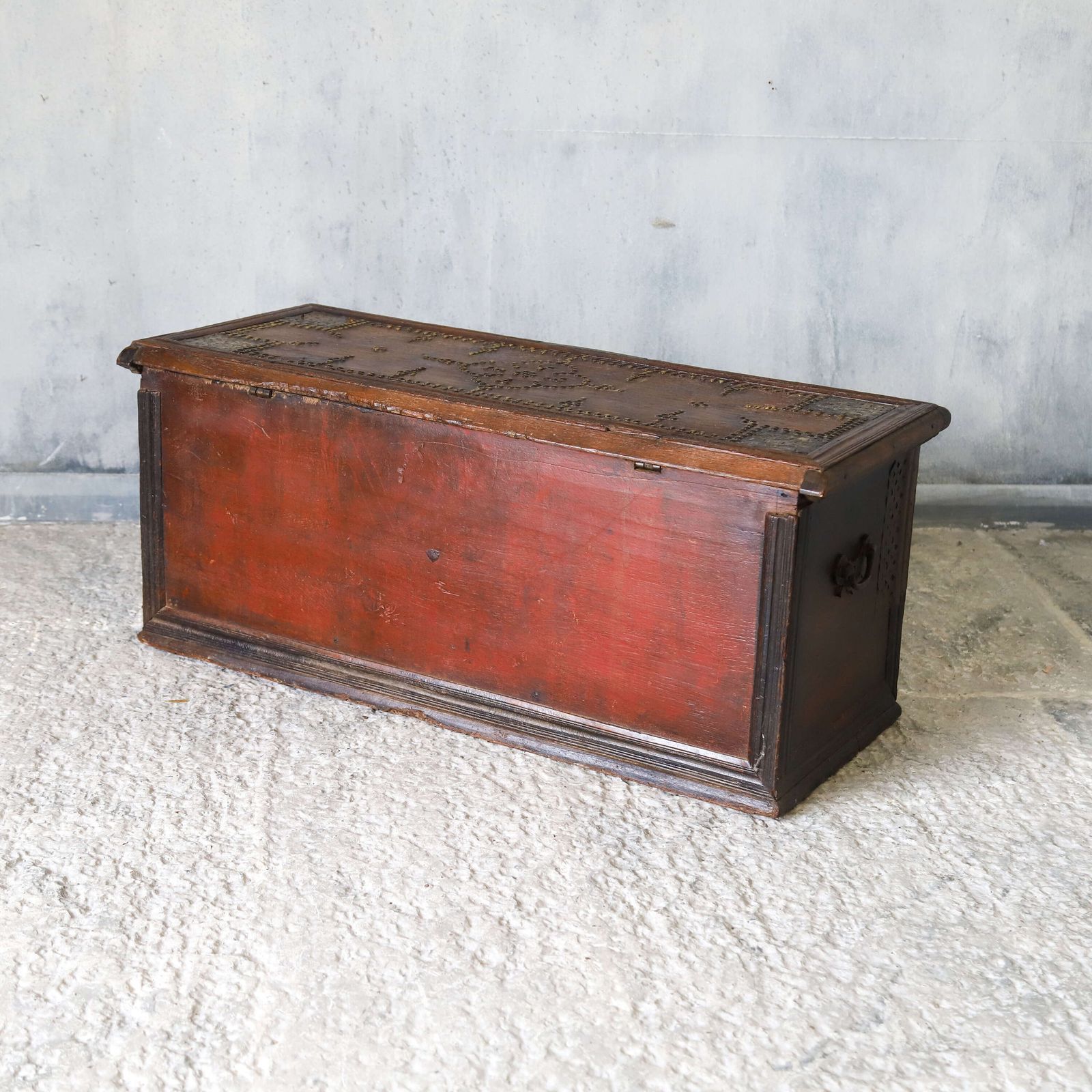 photo vinterior Antique Zanzibar Chest With Brass Studwork, Drawers & Candle Box – 19th Century Teak
