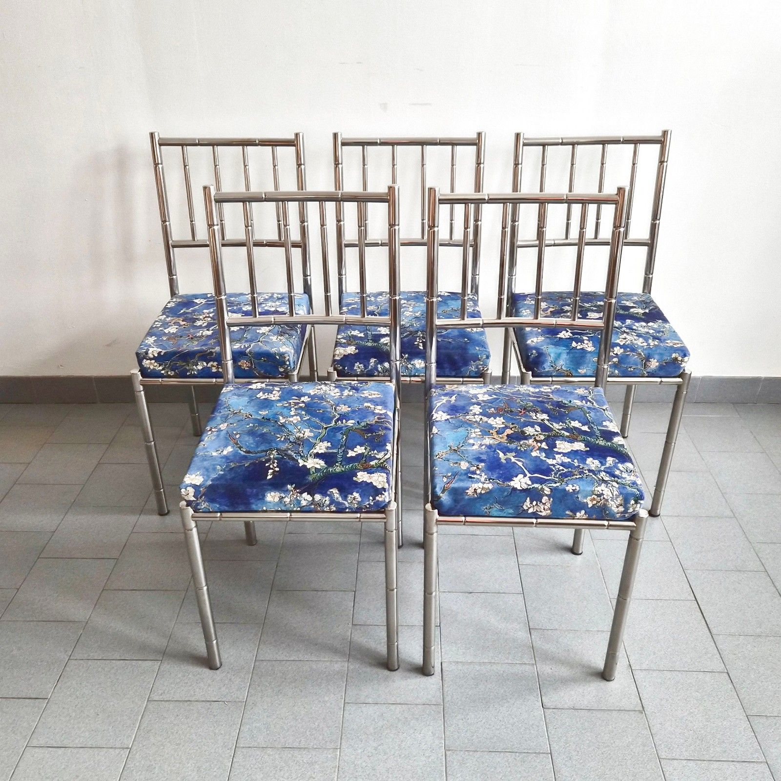 Vintage aluminium stoelen met bamboe-look en amandelbloesemdecor – set van 5 (ca. 1970) photo for sale