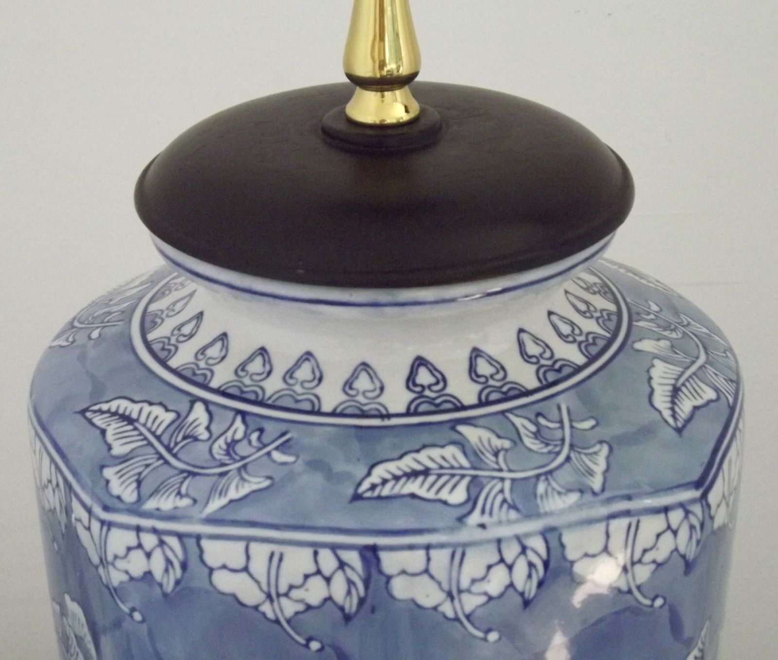 photo buy Grande lampe de table en céramique de style oriental, décor floral bleu et blanc, socle en bois