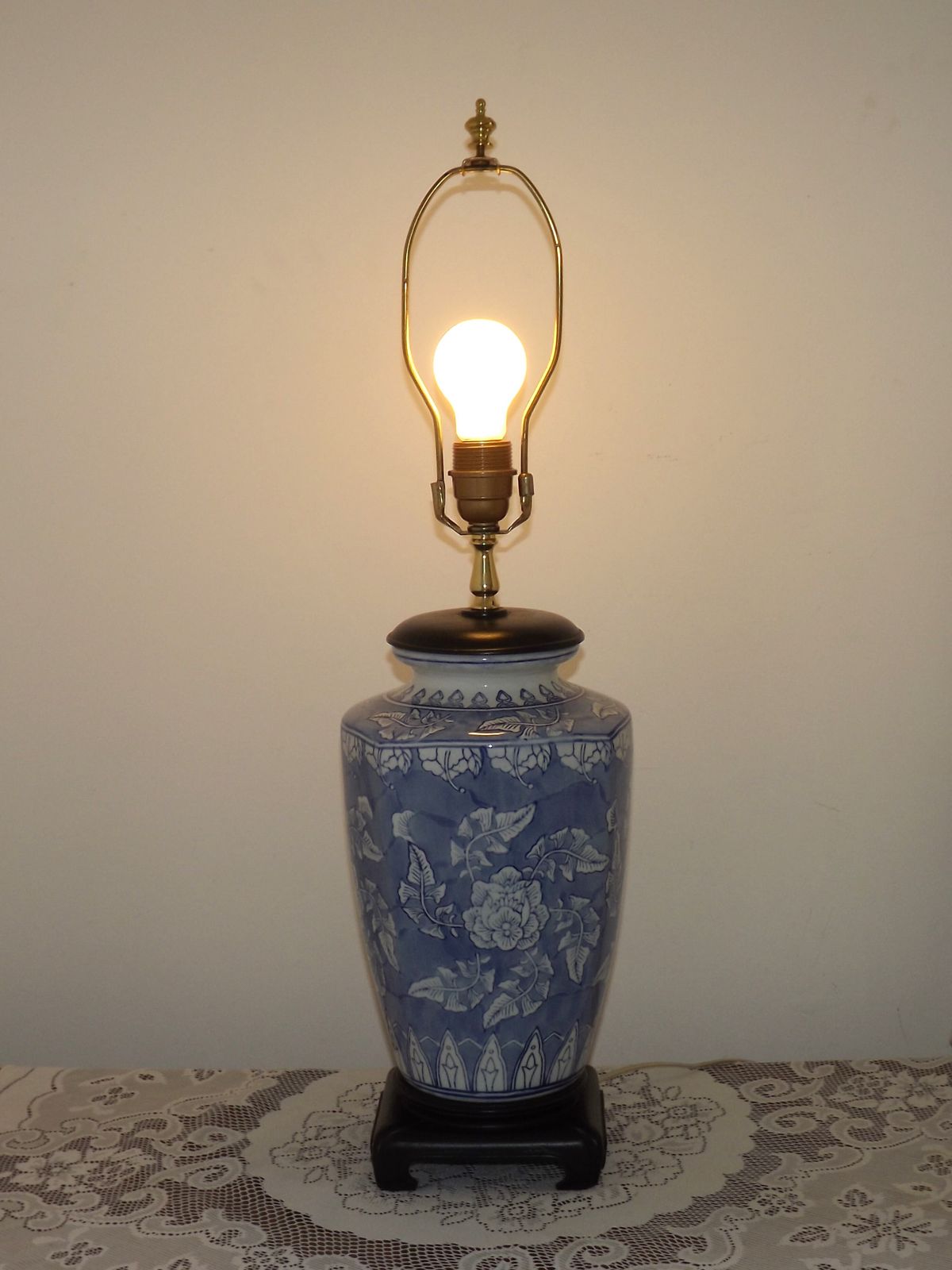 Grande lampe de table en céramique de style oriental, décor floral bleu et blanc, socle en bois photo vintage