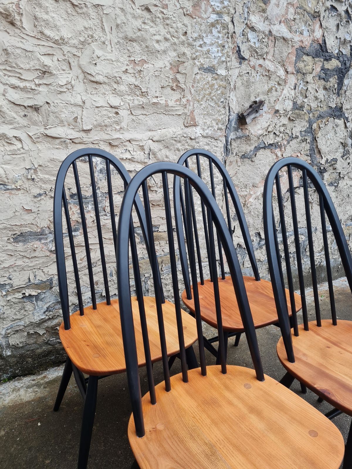 photo vintage Set Of 4 Ercol Hoop Back 365 Windsor Dining Chairs In Black And Elm