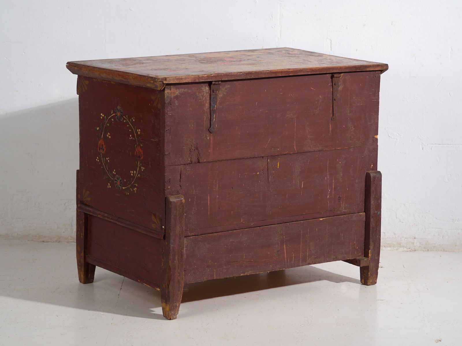 photo vinterior Central European Dowry Chest In Polychromed Pine – Central Europe, 1889
