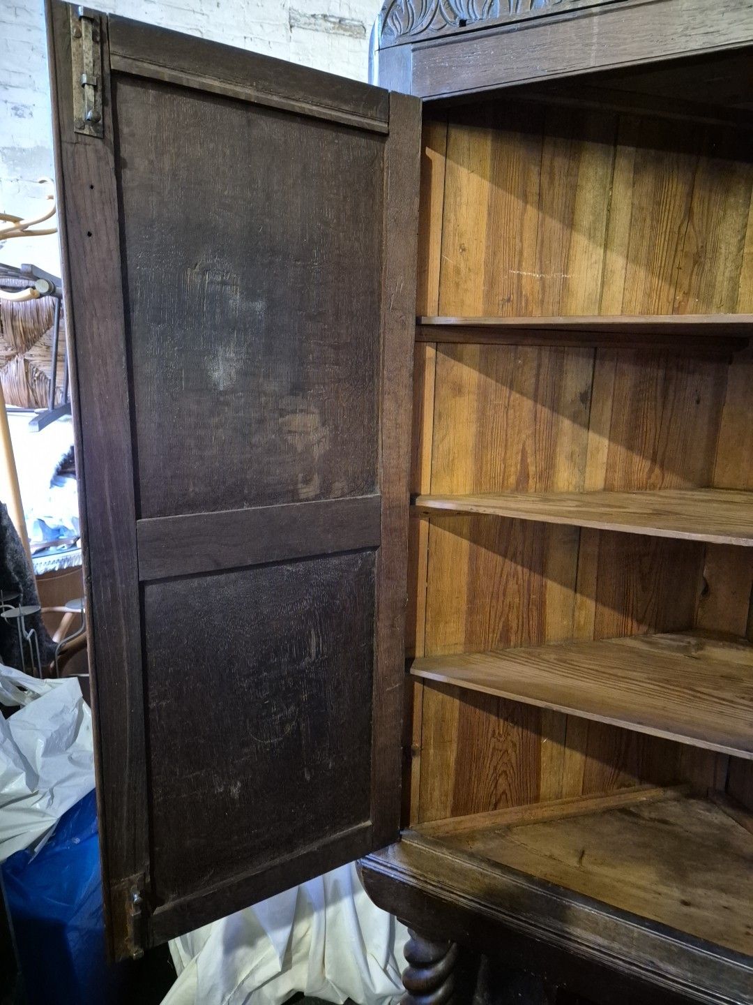 photo vinterior 1920's Jacobean Style Large Carved Oak Corner Cabinet On Barley Twist Legs