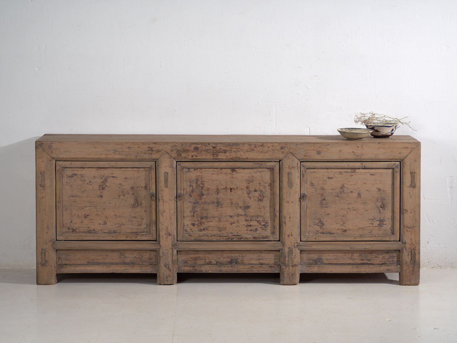 Antique Chinese Sideboard In Elm Wood – Shanxi, Circa 1920