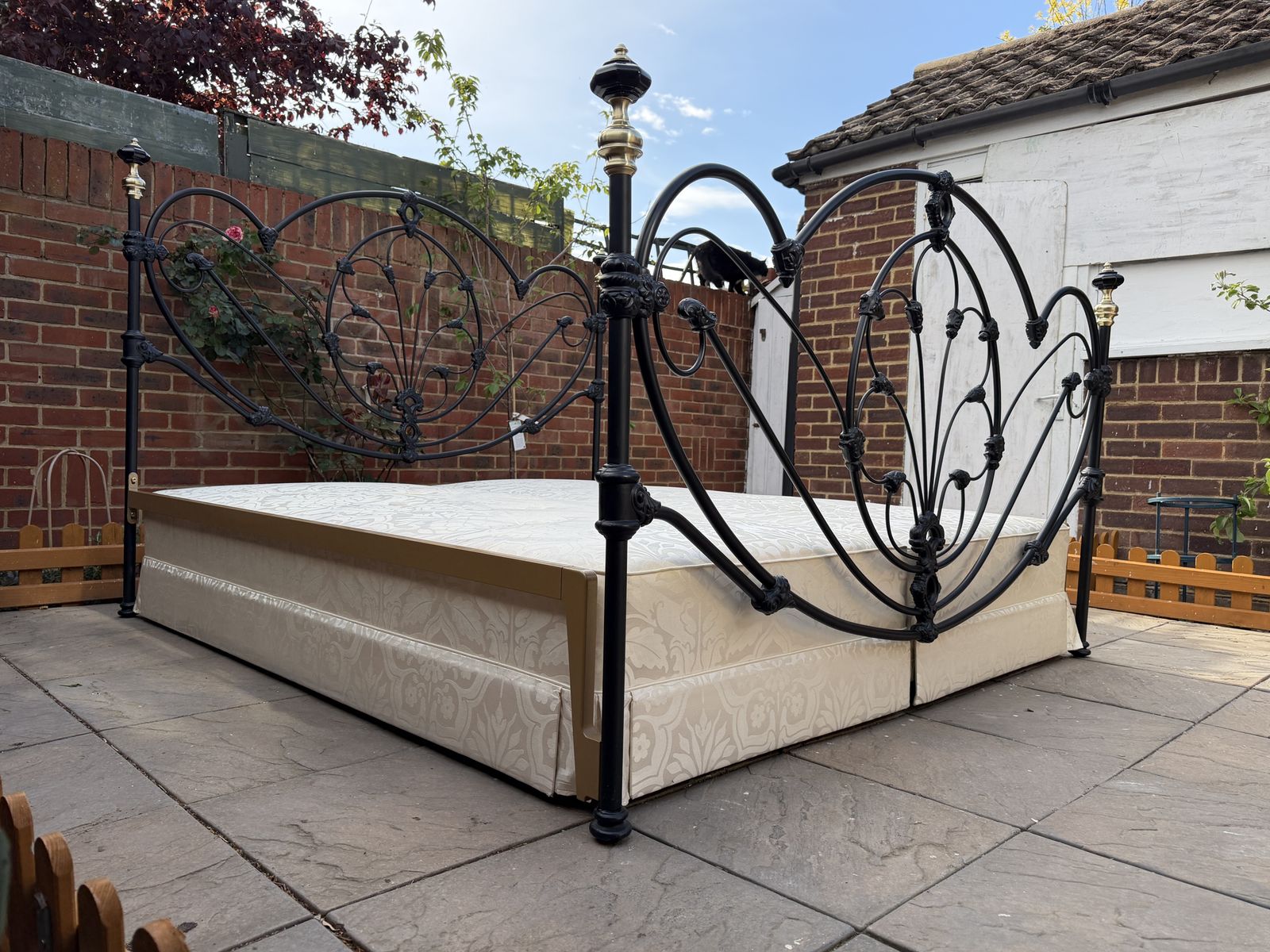 Grand & Luxurious “And So To Bed” Ornate Cast Iron, Brass And Porcelain Super King & Base    Superb Condition photo Furniture