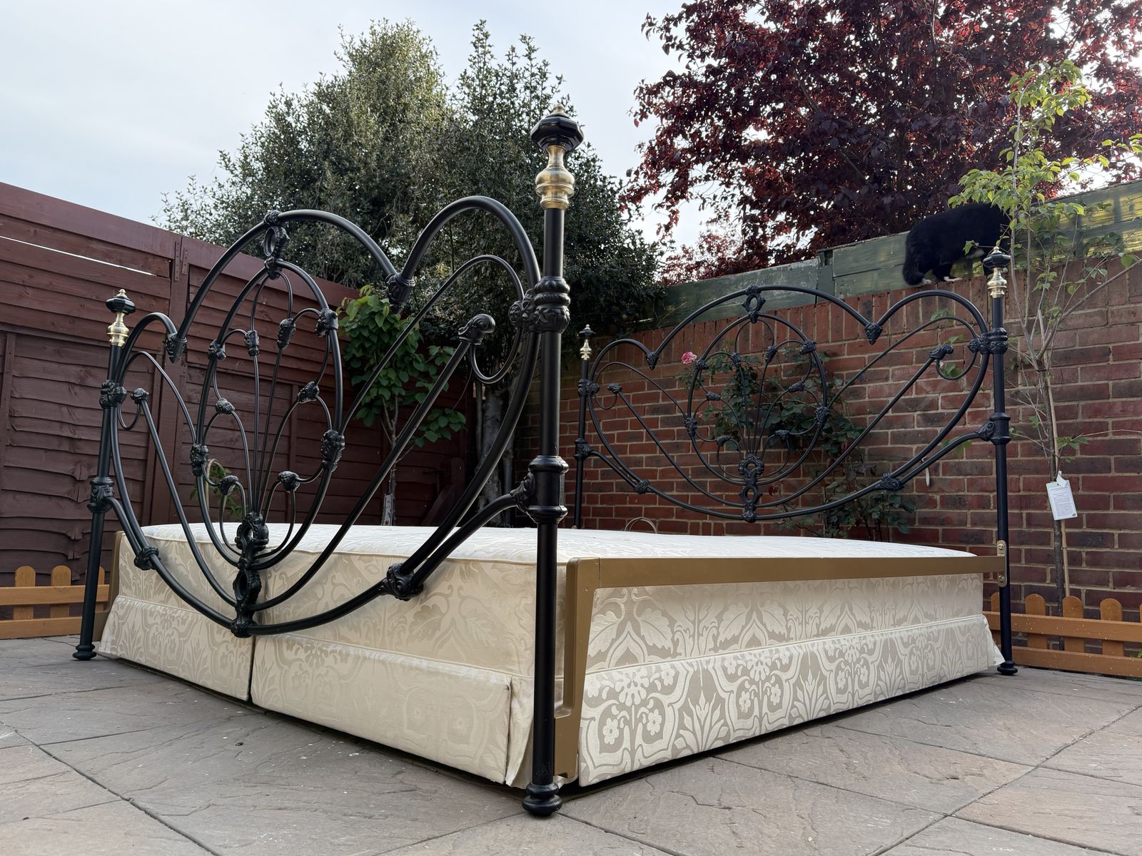 photo vinterior Grand & Luxurious “And So To Bed” Ornate Cast Iron, Brass And Porcelain Super King & Base    Superb Condition