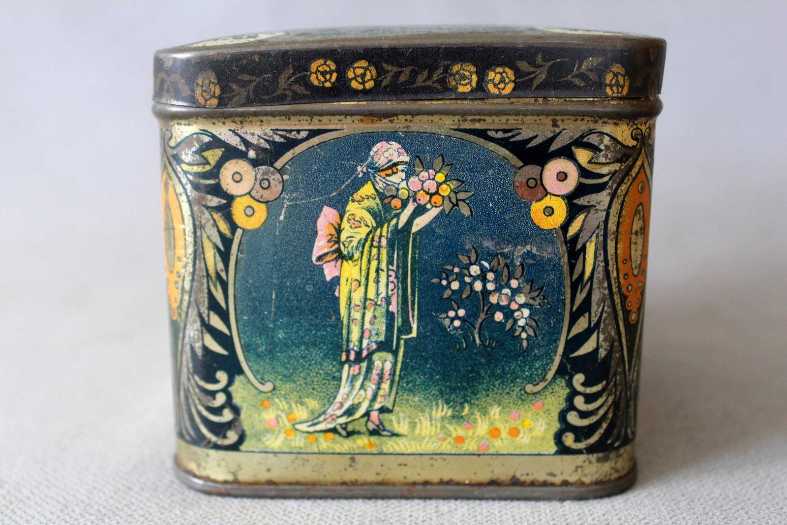 Zeldzame antieke appelsiroopblik WG, ca. jaren 1900, Art Nouveau Japanse esthetiek modejurken, blikken metalen doos, België Frans Nederlands, vierkant photo Woonaccessoires