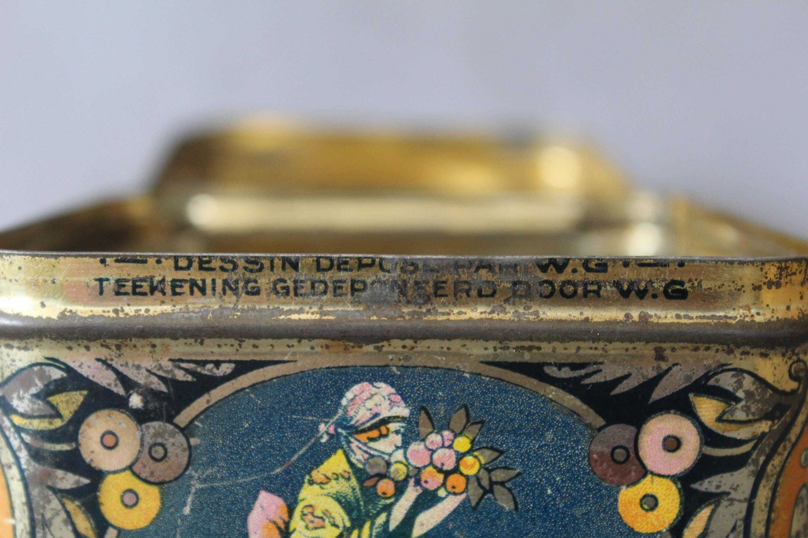 photo buy Zeldzame antieke appelsiroopblik WG, ca. jaren 1900, Art Nouveau Japanse esthetiek modejurken, blikken metalen doos, België Frans Nederlands, vierkant