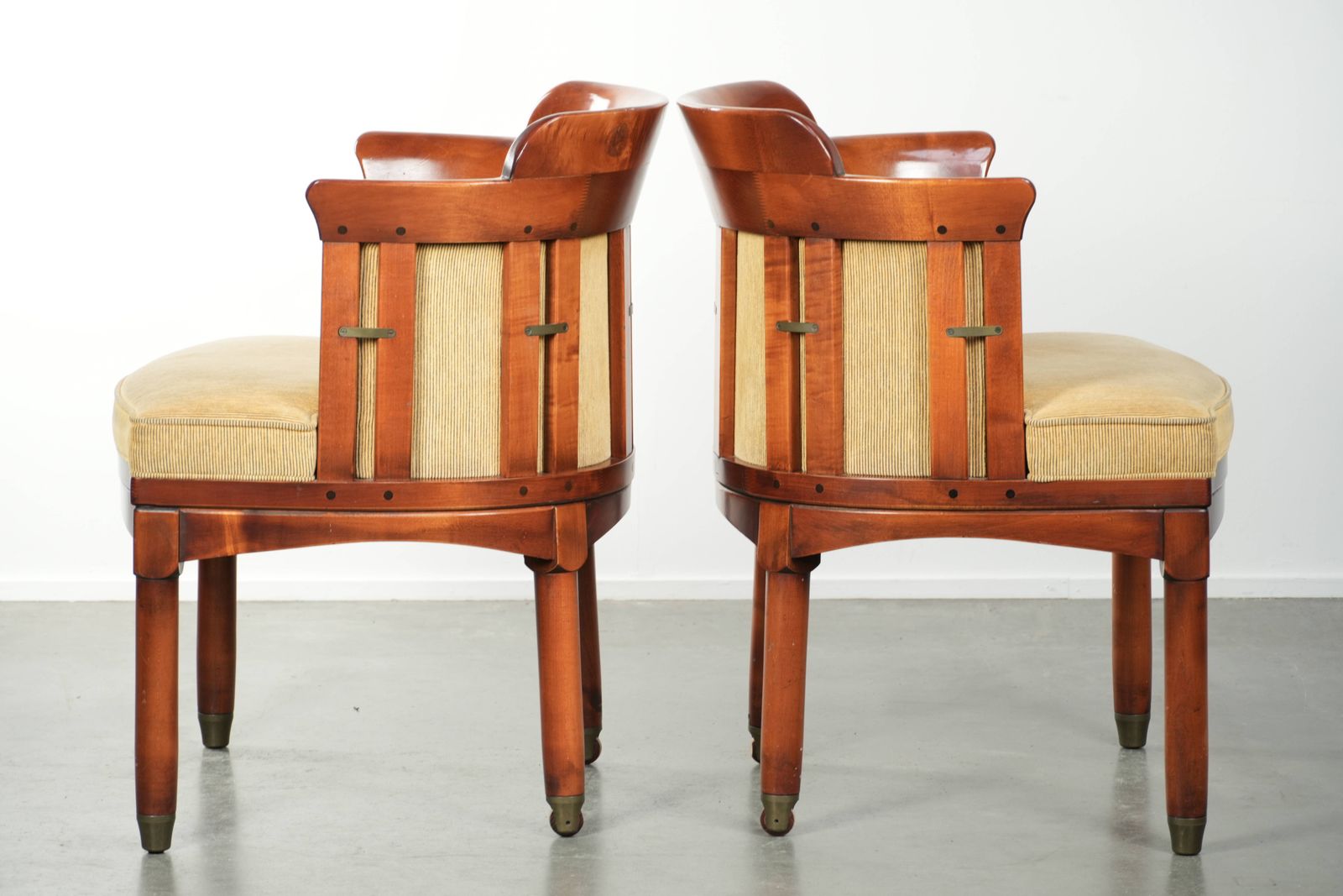 Set Van Twee Schuitema Design Zij /Bureau /Eetkamerstoelen Uit De Shaker Serie, Met Een Houten Frame En Gele Stoffen Bekleding. photo Meubels