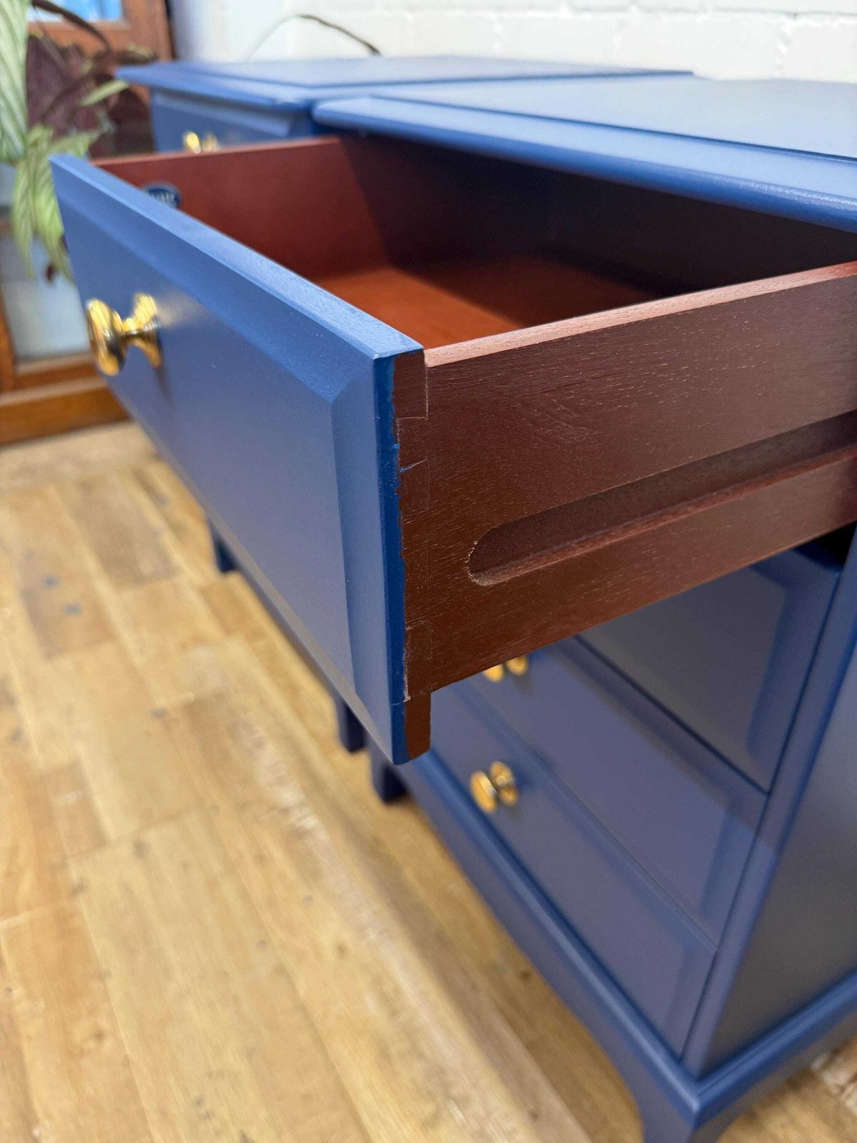 photo vinterior Stag Minstrel Bedside Chest Of Drawers – Painted In Symphony Blue – Polished Brass Knobs