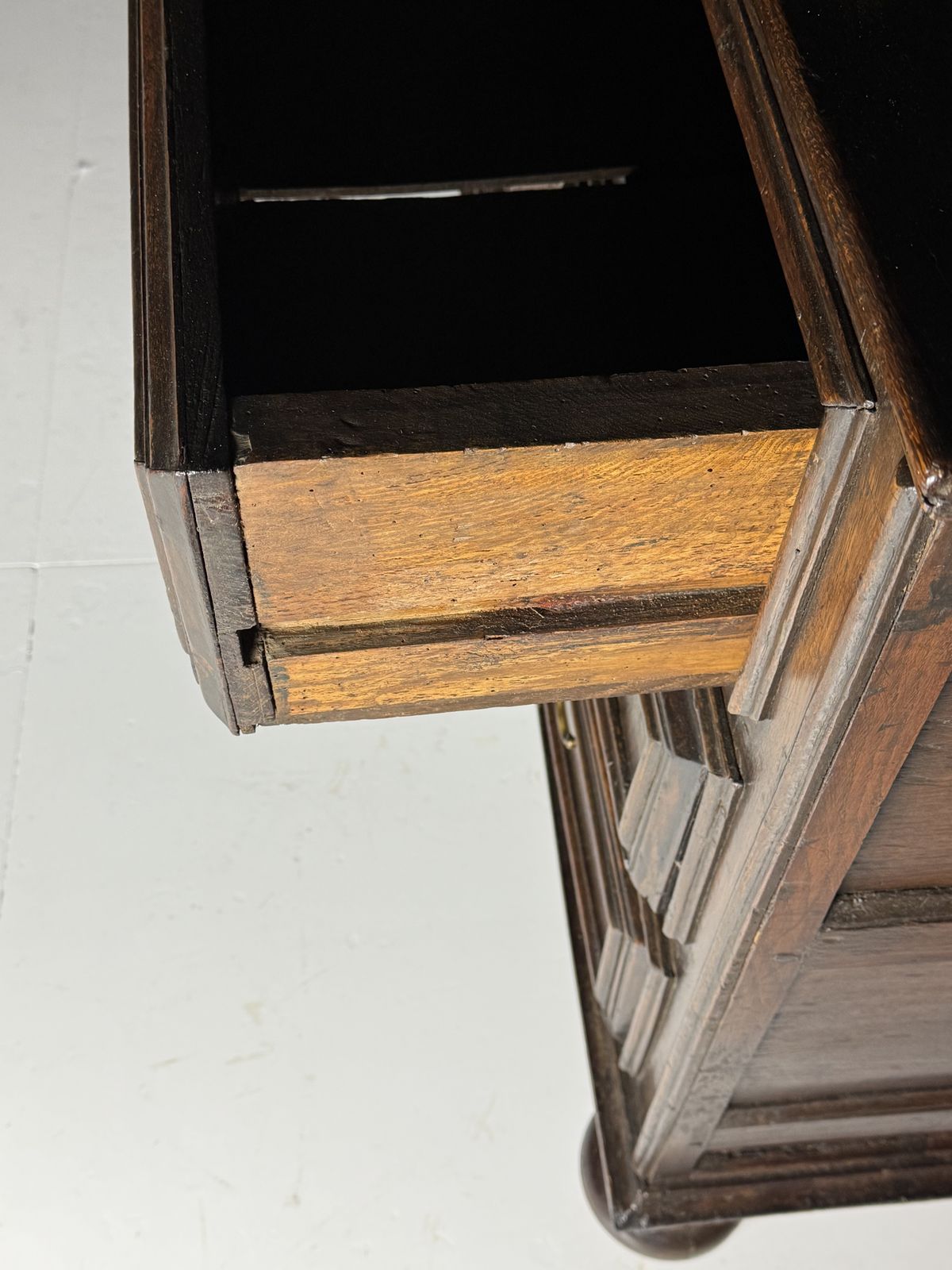 photo vintage English Chest Of Drawers, 17th Century, Oak