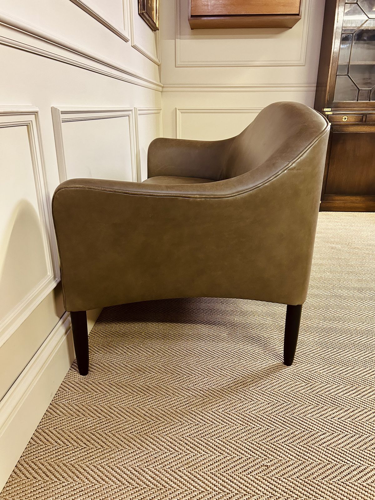photo vintage James Uk Newington Two Seater Sofa In Taupe Leather Amazing Quality Trade £2401