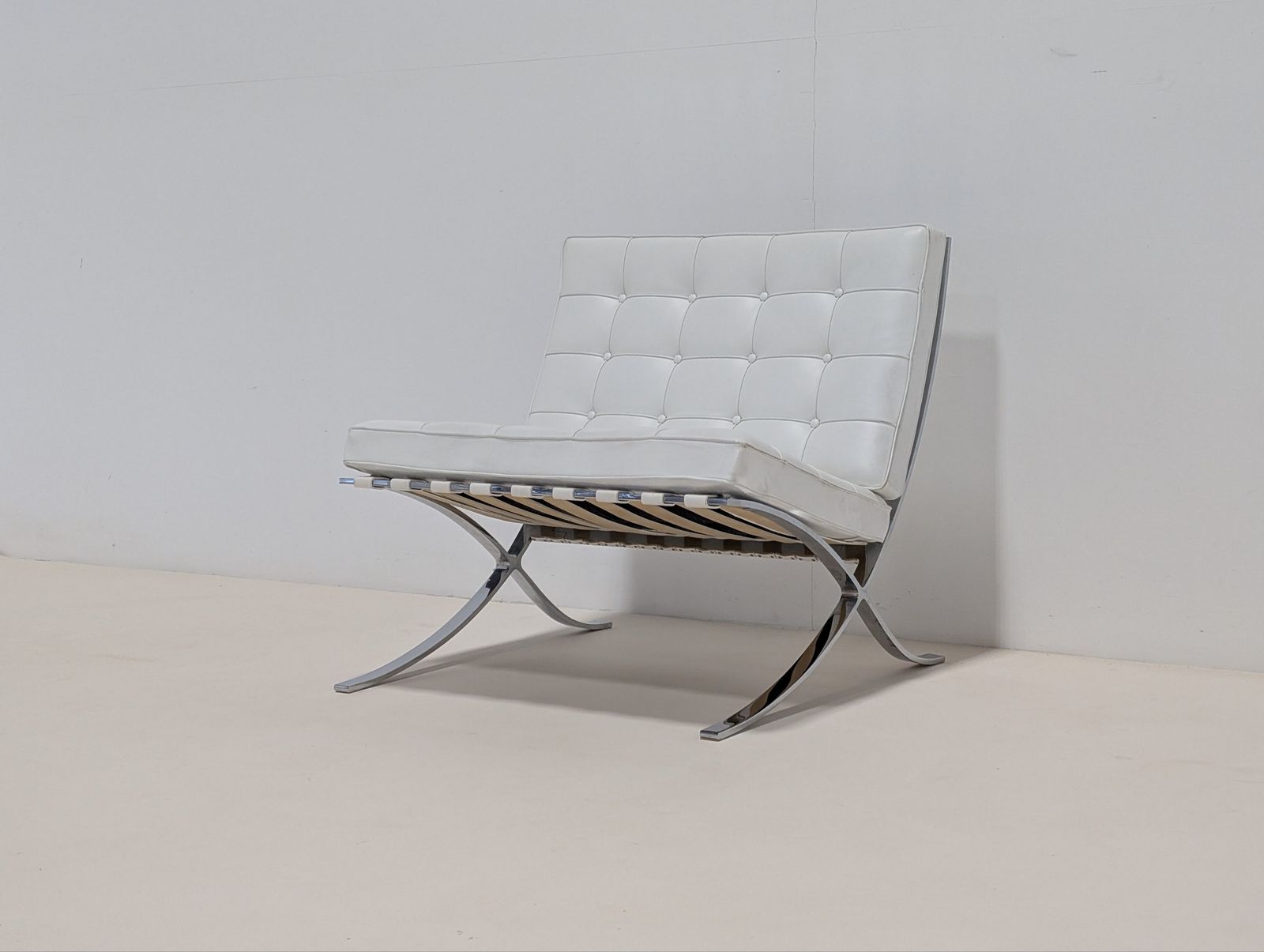 photo vintage Knoll Barcelona Lounge By Ludwig Mies Van Der Rohe