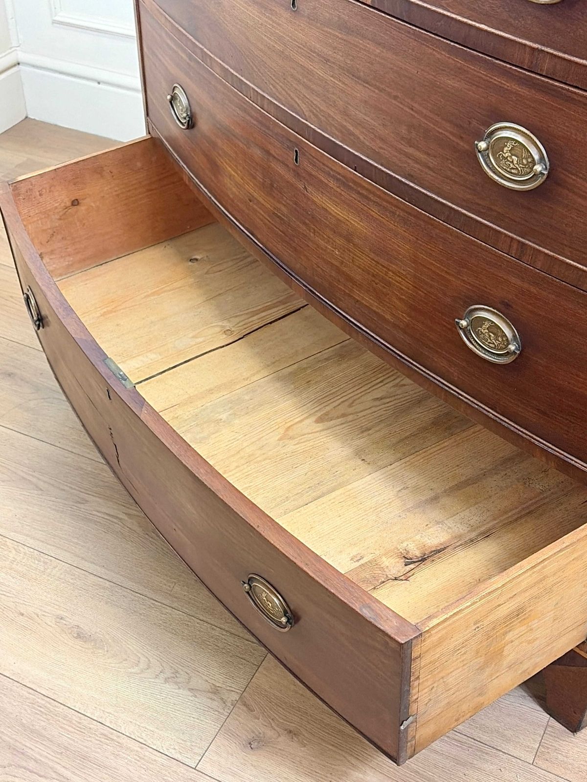 photo vintage Antique Country Regency Bow Fronted Chest Of Drawers