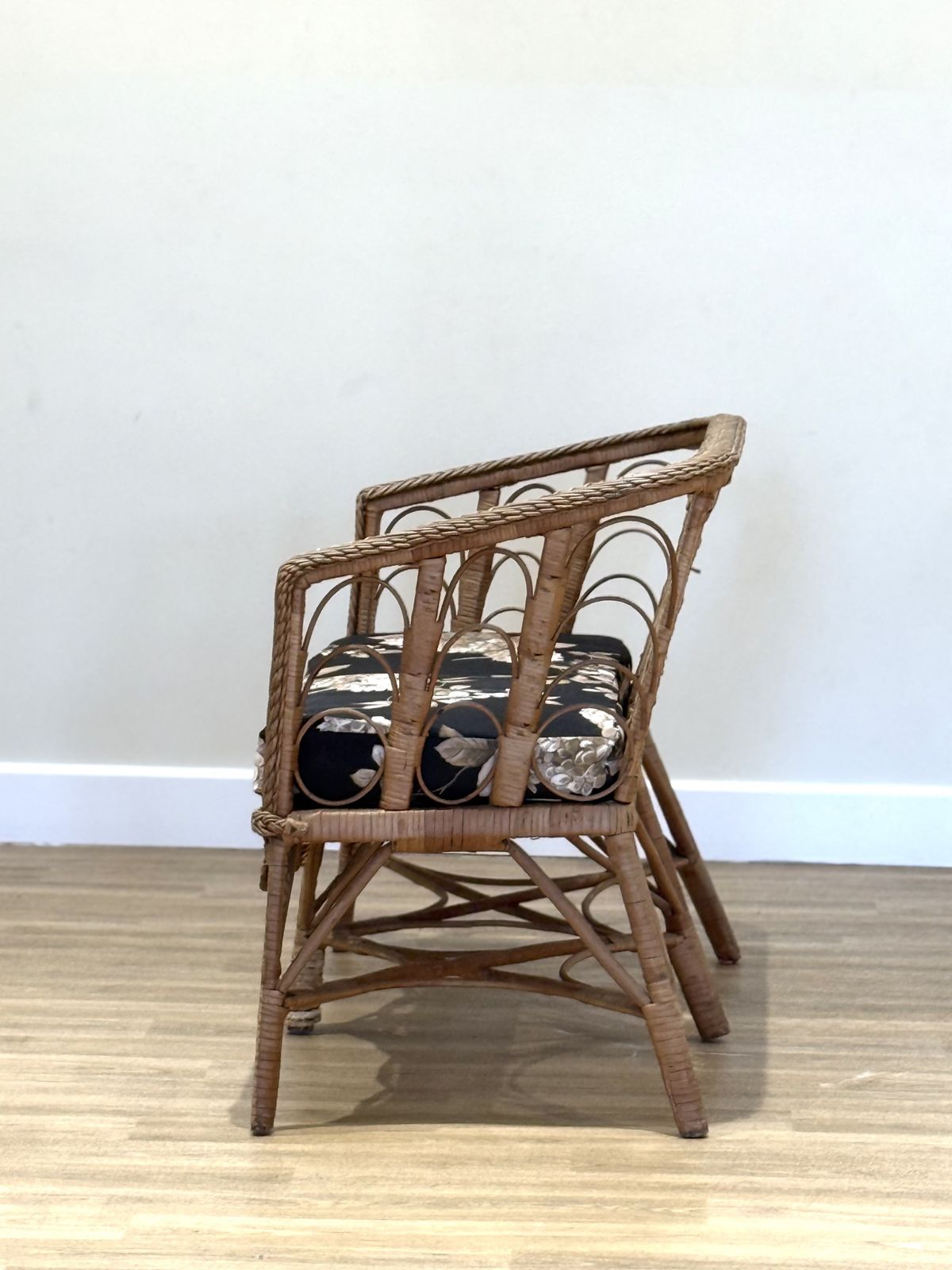 photo vintage Late 19th–Early 20th Century French Wicker Conservatory Set With Heart Shaped Backs And Glass Top Table