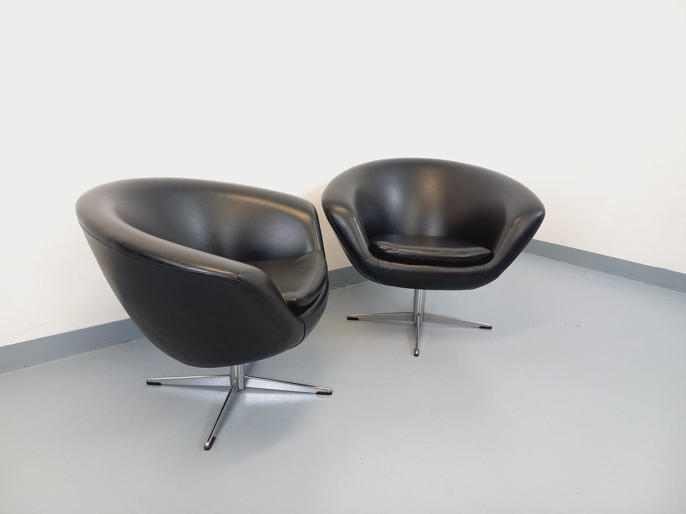 2 Swivel Armchairs In Black Imitation Leather And Chrome photo for sale